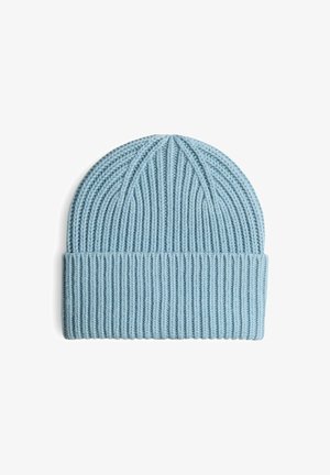 Berretto di maglia azzurro chiaro con righe verticali e bordo ripiegato. Texture morbida, cima arrotondata, progettato per calore e comfort.