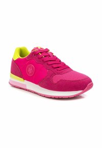 Zapatillas deportivas rosas que combinan materiales de ante y malla, con un collar acolchado, acentos amarillos brillantes y una suela de goma blanca.