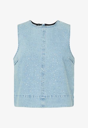 Haut sans manches en denim bleu clair avec des clous en métal argenté dispersés, un col rond et une coupe légèrement ample. Design en tissu simple et texturé.