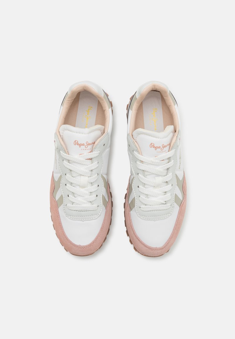 Zapatillas blancas con acentos en rosa y gris, que cuentan con una puntera de ante, suela de goma texturizada y cordones prominentes. Logo en la lengüeta.