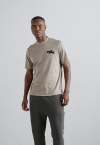 Emporio Armani Apdrukāts T-krekls - beige