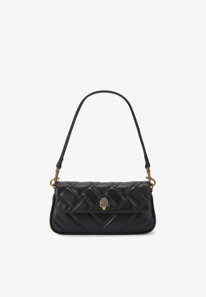 Zwarte gewatteerde leren handtas met gouden sluiting en afneembare riem, met een gestikt chevronpatroon op de voorklep.