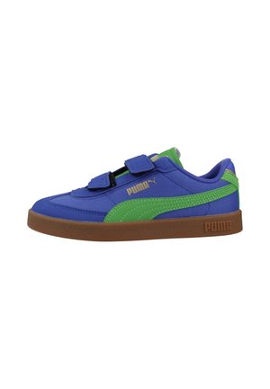 Zapatilla Puma azul y verde con suela marrón, dos tiras de velcro y logo de Puma en el lateral y la suela, vista desde el perfil izquierdo.