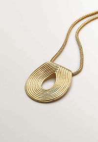 Collar de oro con un colgante que presenta un diseño en capas y curvado con una abertura central. Superficie texturizada con una cadena de cuerda.