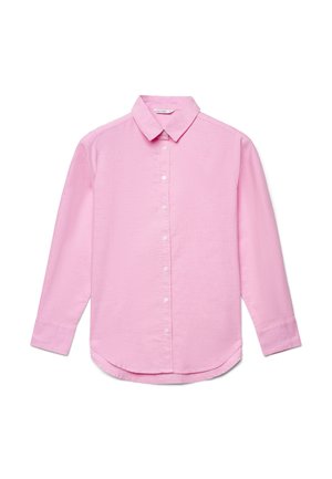 Hellrosa langärmliges Hemd mit Knöpfen, Kragen, abgerundetem Saum und weißen Knöpfen, flach auf weißem Hintergrund ausgelegt.