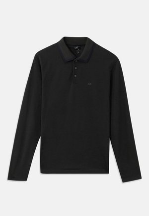 Juodas ilgomis rankovėmis polos marškinis su įrengtu apykakle, turintis trijų mygtukų užsegimą ir subtilų logotipą ant krūtinės. Minkšta medvilnės medžiaga.