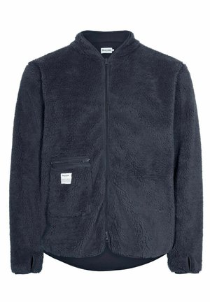 Chaqueta de forro polar en gris oscuro con cremallera frontal completa, cuello alto y bolsillo en el pecho con cremallera. Textura suave y mangas largas.