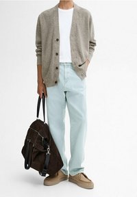 Ljusbrun stickad cardigan, vit t-shirt, ljusblå jeans, brun mockaväska och ljusbruna skor. Avslappnad outfit med en ledig passform.