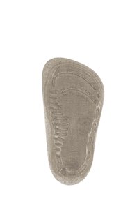 Beżowe wkładki z fakturowaną powierzchnią, konturowym kształtem i podniesionymi detalami strefy stopy. Wykonane z materiału przypominającego tkaninę, zapewniają wygodę i wsparcie.