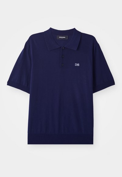 Marineblå kortermet polo skjorte laget av myk stoff, med krage, tre knapper, og en liten brodert "D2" logo på brystet.