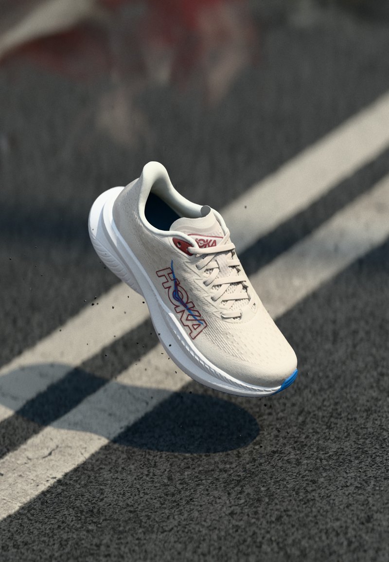 Sapatilha branca com upper texturizado, detalhe azul no bico e logótipo vermelho "HOKA" na lateral. Apresenta uma entressola almofadada e um design de atacadores.