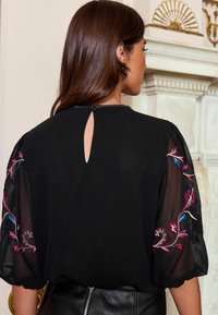 Love & Roses EMBROIDERED ROUND NECK PUFF SLEEVE-REGULAR FIT - Bluza - black embroidery