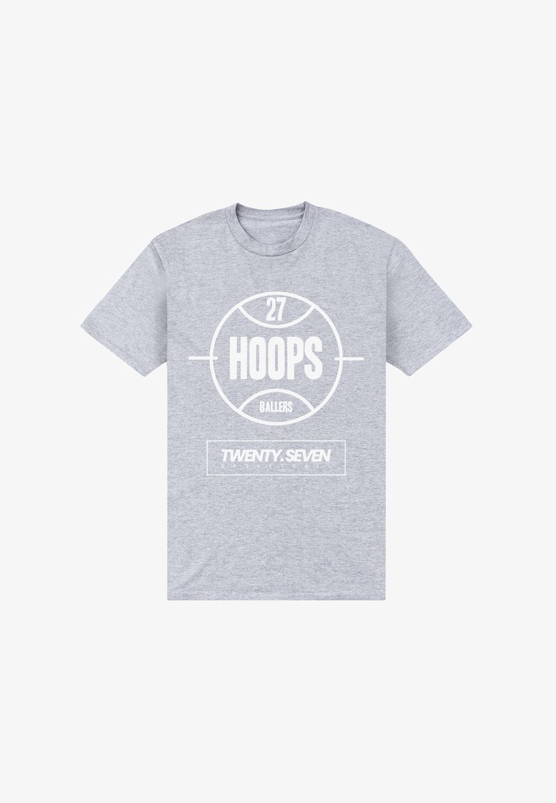Šedé bavlněné tričko s krátkým rukávem, na kterém jsou bílé grafiky: "27 HOOPS BALLERS" umístěné v kruhovém uspořádání a "TWENTY.SEVEN" v obdélníku.