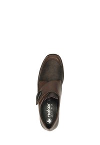 Zapato de cuero marrón con un acabado suave y acentos texturizados. Cuenta con una correa de Velcro y una plantilla acolchada con marca anti-estrés.