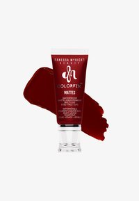 Tubetto di pigmento liquido opaco Colorfix di Danessa Myricks Beauty in rosso intenso con una traccia sbavata dietro di esso.