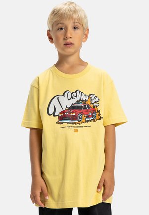 Gelbes Baumwoll-T-Shirt mit einem Grafikdesign eines roten Autos mit Flammen, oversized Schnitt, kurze Ärmel und runder Ausschnitt.