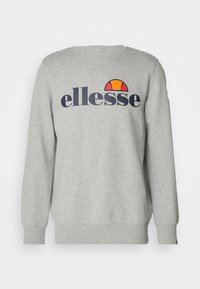 Felpa grigia in tessuto morbido con scollo rotondo, polsini a costine e il logo "ellesse" in evidenza di colore navy e arancione sulla parte anteriore.