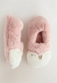 Roze schapenvacht slippers met een witte fluffy basis, met een afgeronde vorm en geborduurde gezichtsdetails die op een dier lijken.