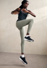 Nike Performance ZENVY HR 7/8 TGHT - Tights - light army