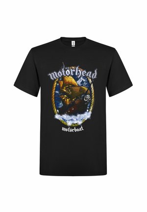 T-shirt noir avec le nom du groupe Motorhead, un bateau naviguant à travers des mers orageuses à l’intérieur d’un ovale en corde, et le mot motörboat en dessous.