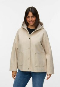 Beige, hættejakke lavet af blødt stof, med store frontlommer og knaplukning. Casual pasform med en struktureret overflade.