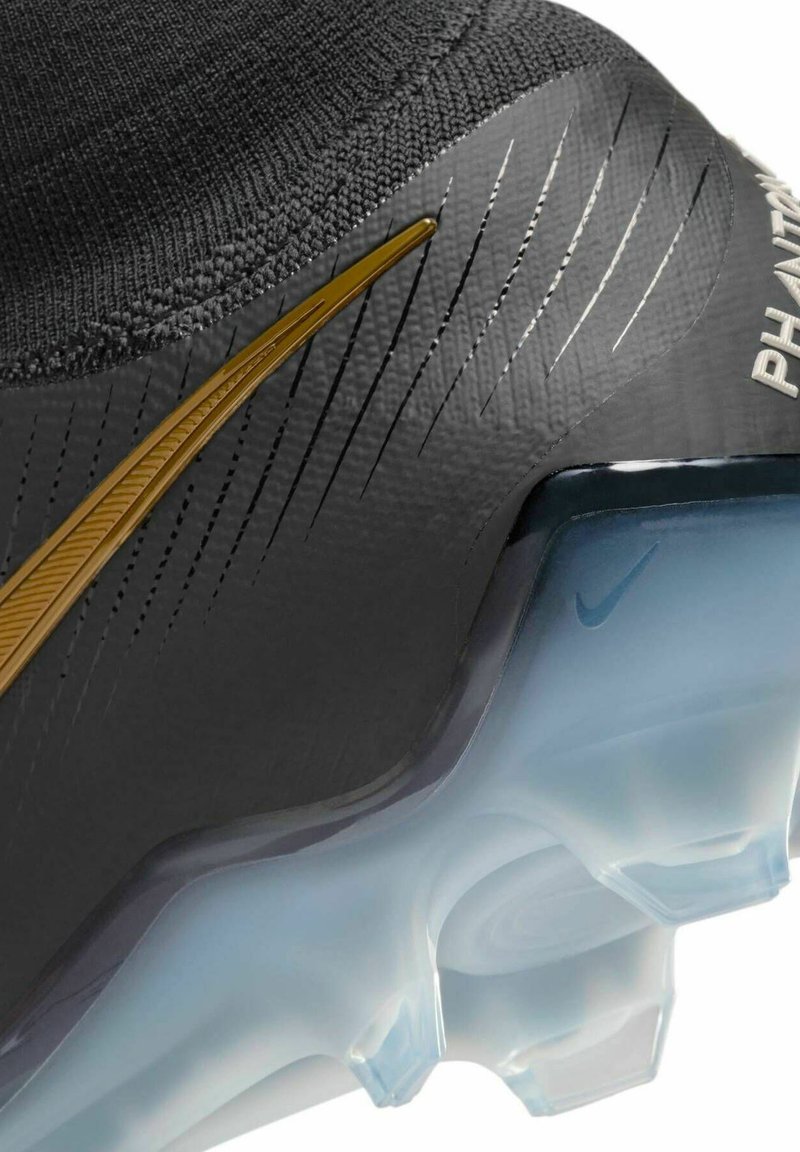 Schwarzer Fußballschuh mit einem strukturierten synthetischen Obermaterial, goldenen Akzenten und einer durchsichtigen Sohle mit auffälligen Stollen.