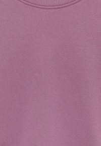 Tissu mauve à col rond, texture de maille fine visible et encolure côtelée.