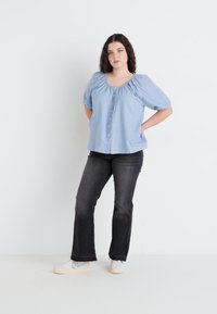 ONLY Carmakoma CARWILLY - Platėjantys džinsai - black denim