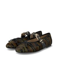 Ballerine in camouflage nero e verde con punta affilata, fascia in pelle nera con hardware dorato e un fiocco decorativo nella parte anteriore.