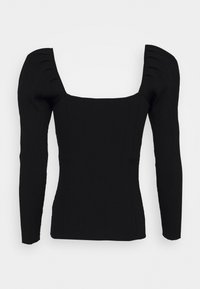 Maglione nero a coste con maniche lunghe, scollo quadrato e spalle a sbuffo, silhouette aderente su uno sfondo chiaro e semplice.