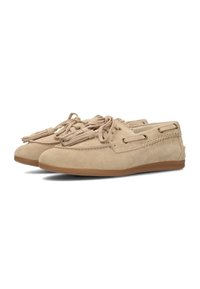 Beige suède mocassins met vetersluiting en kwastdetail. Voorzien van gestikte accenten en een flexibele rubberen buitenzool.