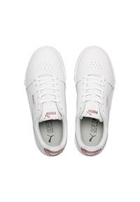 Sneaker bianche in pelle con dettagli rosa, caratterizzate da perforazioni, lacci piatti e suole in gomma testurizzata. Ideali per l'abbigliamento casual.