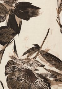 Tissu floral avec des motifs de coups de pinceau audacieux et foncés en marron et beige sur un fond clair. Apparence texturée semblable à du coton.