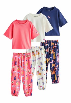 Tri sady detských pyžám s krátkym rukávom v korálovej, bielej a námorníckej modrej farbe, v kombinácii s nohavicami s motívom psov v zladených farbách.