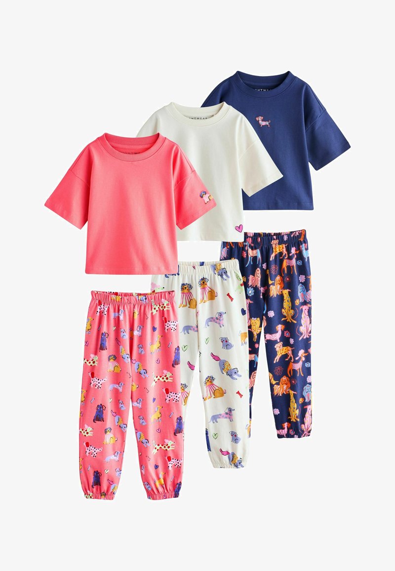 Trois ensembles de pyjamas pour enfants avec des hauts à manches courtes en corail, blanc et marine, assortis à des pantalons à motifs de chiens dans des couleurs coordonnées.