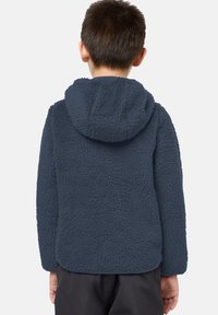 Marineblauer Fleece-Hoodie mit einer strukturierten, weichen Oberfläche und einer Kapuze. Lange Ärmel und ein abgerundeter Saum vervollständigen das legere Design.