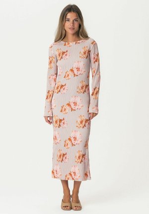 Bloemrijke midi-jurk met lange mouwen, met een lichtgrijze basis, roze en oranje bloemenprint en een geribde textuur.