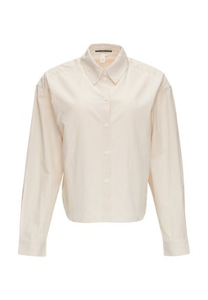 Jasnobeżowa koszula zapinana na guziki w pionowe białe paski, z standardowym kołnierzykiem i długimi rękawami, wykonana z gładkiego materiału.