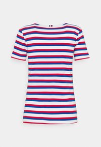 Hvid t-shirt med korte ærmer og vandrette røde og blå striber, vist fra bagsiden på en hvid baggrund.