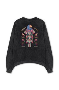 Sudadera de cuello redondo negra con un acabado texturizado y sutil. Presenta una colorida impresión gráfica de animales estilizados y patrones en la parte posterior.