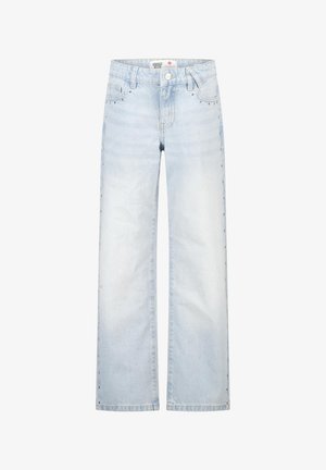 Jeans a gamba larga colore azzurro chiaro con borchie metalliche lungo le tasche anteriori e le cuciture laterali, chiusura con bottone e cerniera, e passanti per cintura.
