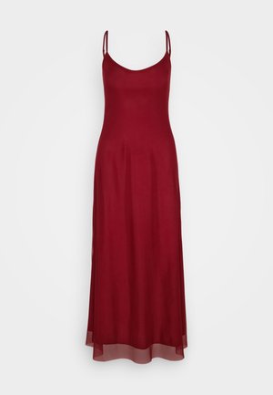 Burgunderfarget maxikjole med tynne spaghettistropper, glatt tekstur, lett utsvingt hem og en figurnær bodice. Elegant og minimalistisk design.
