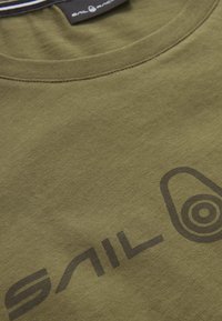Sail Racing BOWMAN TEE - Triko s potiskem - dusty olive