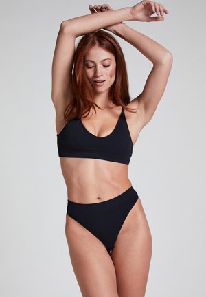Zwart geribbeld bikini-set met een bralet-top met een diepe V-hals en een hoog ingesneden broekje. De stof heeft een gladde, zachte textuur.