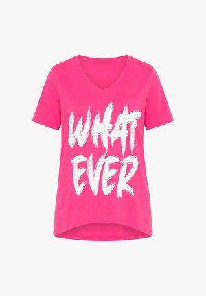 T-shirt rose vif à manches courtes et col en V avec un texte blanc gras en style coup de pinceau indiquant "WHATEVER" sur le devant.
