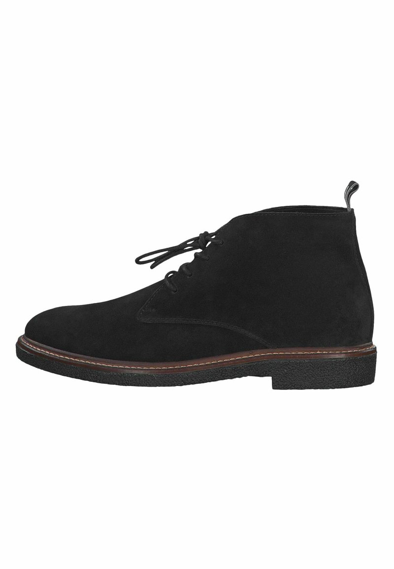 Botine negre din suede, până la gleznă, cu vârful rotund, sistem de închidere cu șireturi în partea din față și o talpă din cauciuc cu cusături contrastante. Include o bucată de prindere la călcâi.