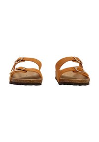 Brune sandaler med to brede remme, sølvspænder og en struktureret fodbund. Sålerne er mørke og let ru for bedre greb.