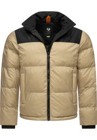 Beige pūkuotas švarkas su juodu viršutiniu skyriumi, užtrauktuku, stovinčiu kaklu ir elastinėmis rankogaliais. Yra logotipo detalė ir oranžinė akcento detalė ant kaklo.