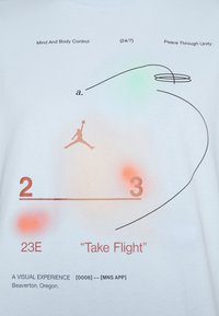 Weißes Baumwoll-T-Shirt mit aufgedruckten Grafiken in Orange und Grün. Das Design umfasst eine Silhouette eines Basketballspielers, Zahlen und Text.