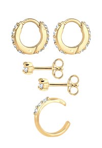 Pendientes de tono dorado que presentan dos pares: uno con un diseño de aro adornado con piedras transparentes, y otro con studs minimalistas y un puño curvado.